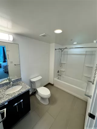 Photo #5: 202417204 Listing