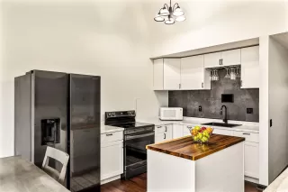 Photo #5: 202509433 Listing