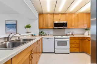 Photo #4: 202510909 Listing