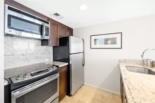 Photo #5: 202511849 Listing