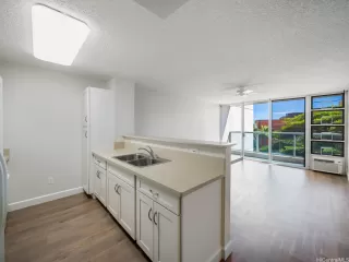 Photo #5: 202519272 Listing