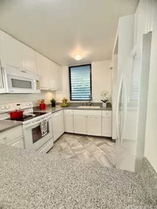 Photo #4: 202519305 Listing