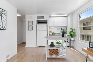 Photo #3: 202519327 Listing 