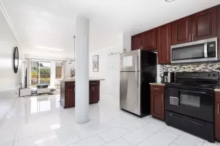 Photo #5: 202519727 Listing