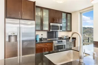 Photo #5: 202519822 Listing