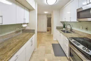 Photo #5: 202519910 Listing