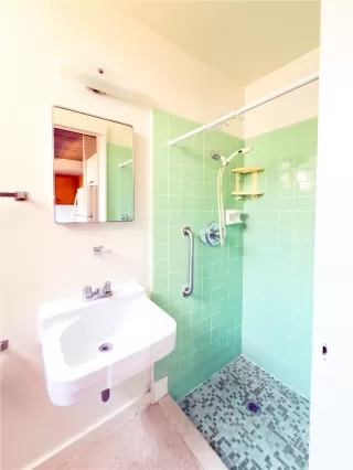 Photo #5: 202520217 Listing 