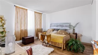 Photo #4: 202520947 Listing 