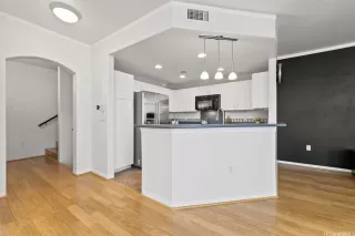 Photo #4: 202524289 Listing