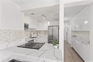 Photo #6: 202526178 Listing 