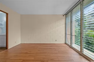 Photo #5: 202528007 Listing 