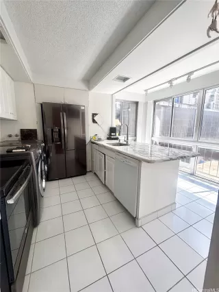 Photo #5: 202528031 Listing 