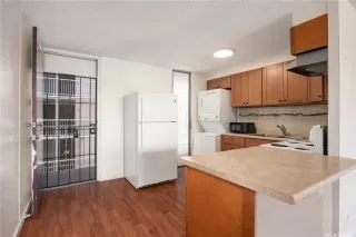 Photo #5: 202528047 Listing 
