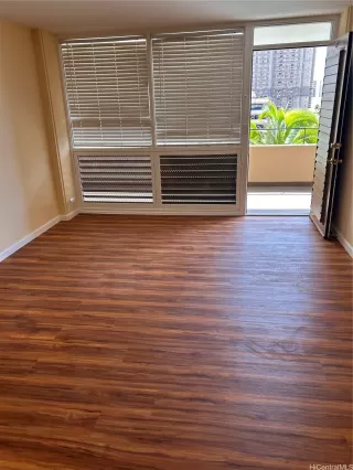 Photo #4: 202528057 Listing 