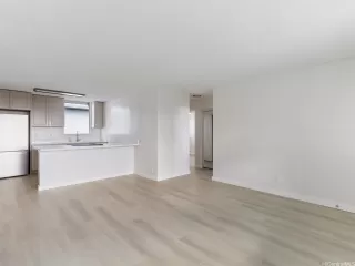 Photo #5: 202528059 Listing 