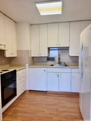 Photo #3: 202528118 Listing 