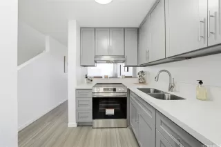 Photo #4: 202528432 Listing 