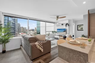 Photo #5: 202528557 Listing 