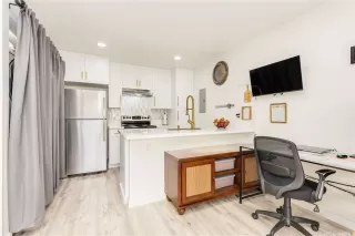 Photo #6: 202605561 Listing 