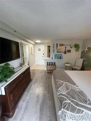 Photo #4: 202610348 Listing 