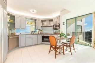 Photo #5: 202610517 Listing 
